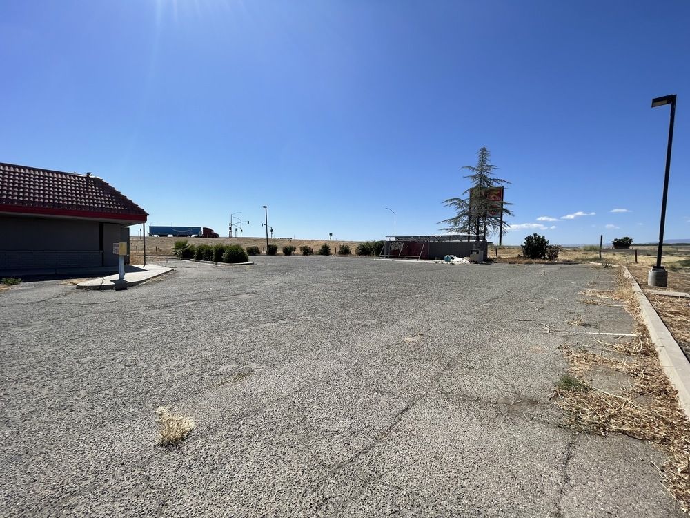 Freestanding Freeway Visible Restaurant + Equipment : 25014 W Dorris Ave, Coalinga, CA 93210
